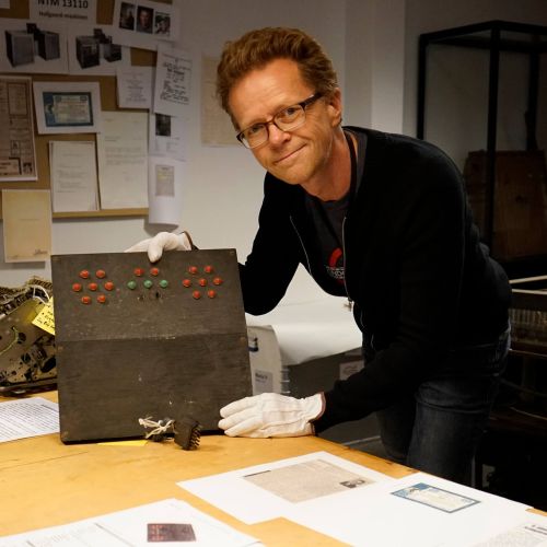 kurator med kontrollpanelet til hofgaardmaskinen