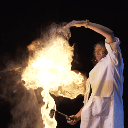 Eksperiment med flammer under Vitenshow for familier på Teknisk museum i Oslo
