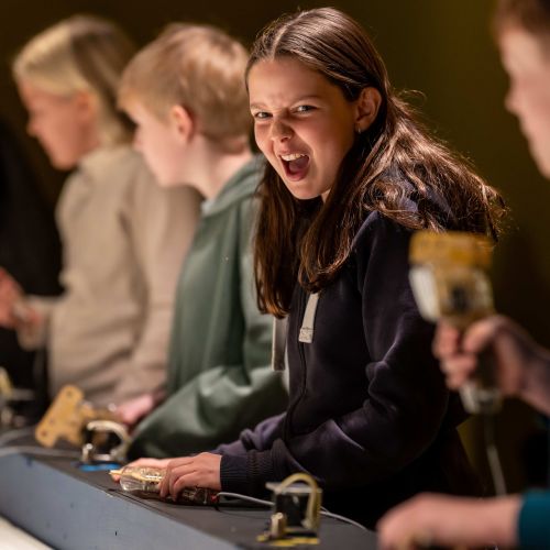 Ung jente kjører bilrace på Teknisk Museum på Kjelsås i Oslo
