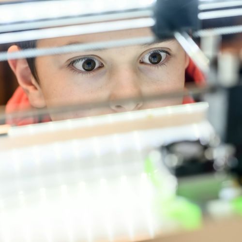 Gutt som ser p&aring; 3D-printing. Foto Gorm Gaare