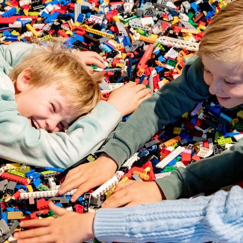Barn som leker med Lego