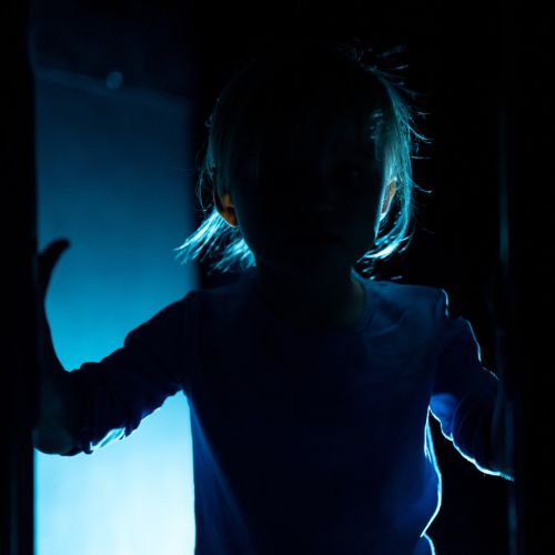 barn i mørk labyrint