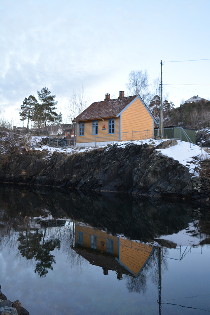 Bilde av et hus ved et vann