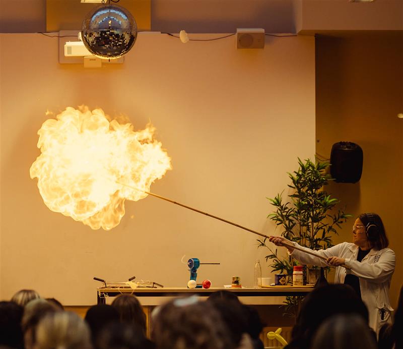 Elever ser en stor flamme i et klasserom