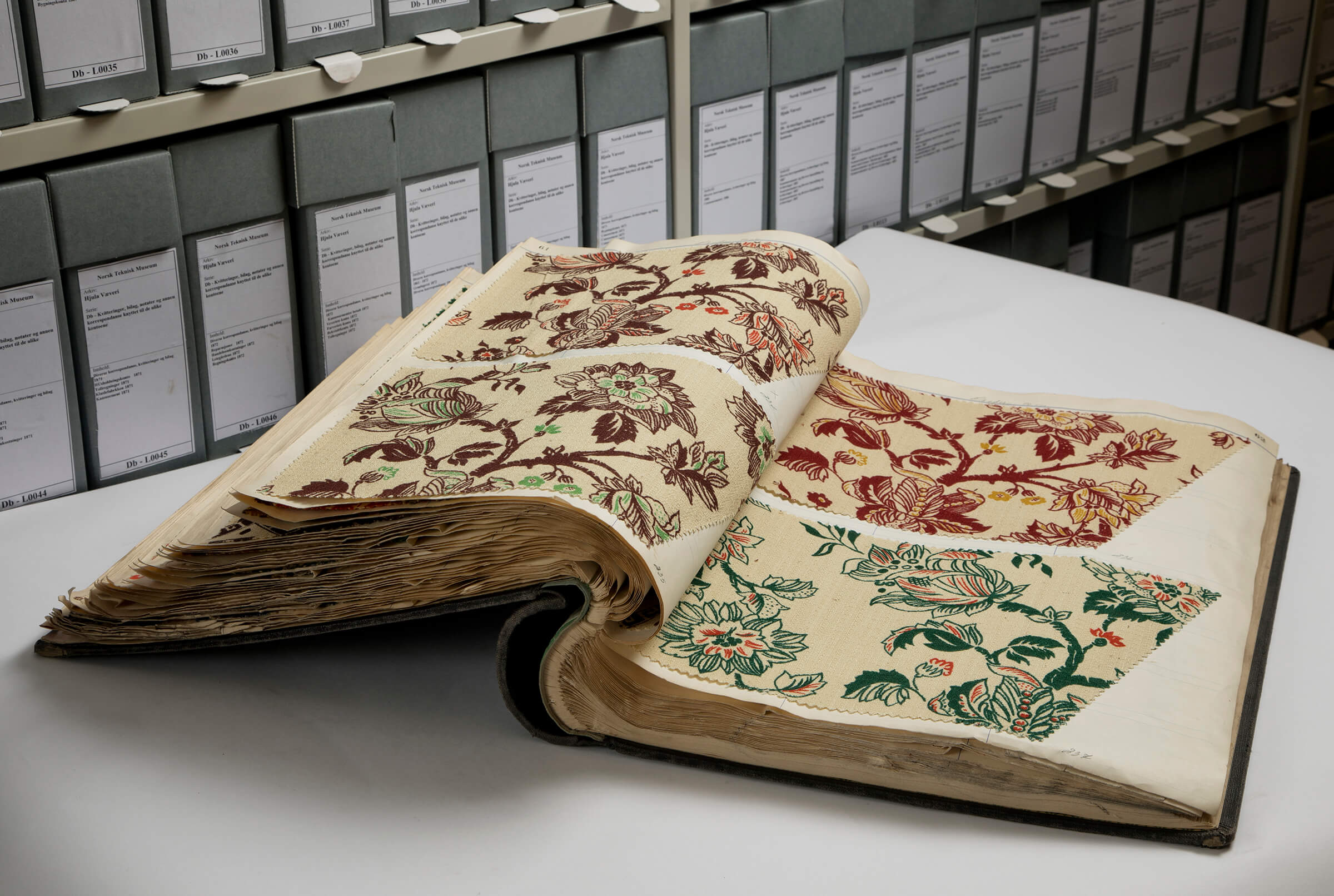 Bok med stoffprøver