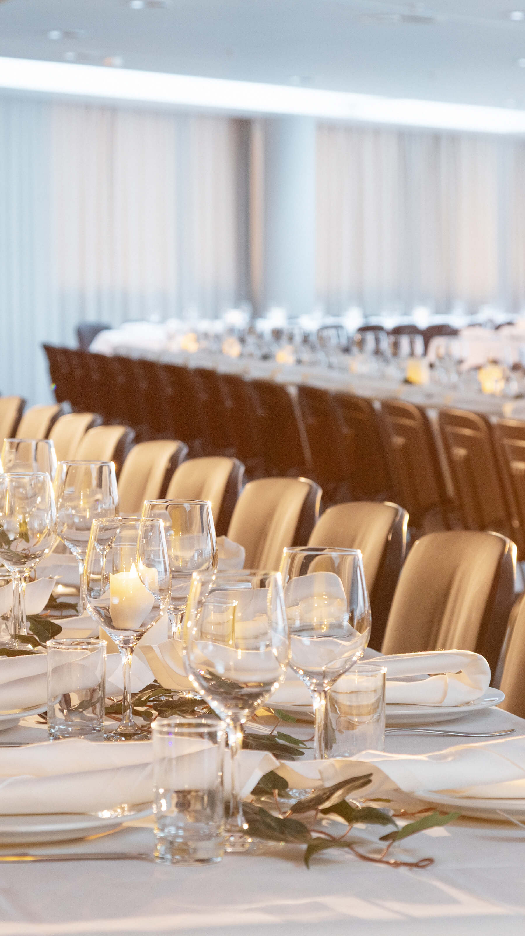 Et middagsdekket bord med blomster