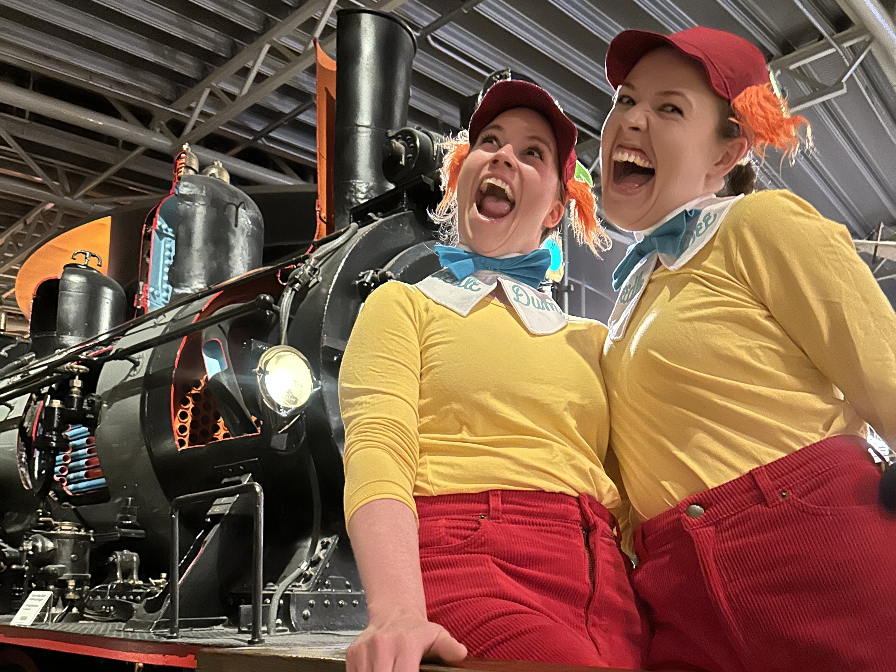 En Porche og quizdeltakere inne på museet