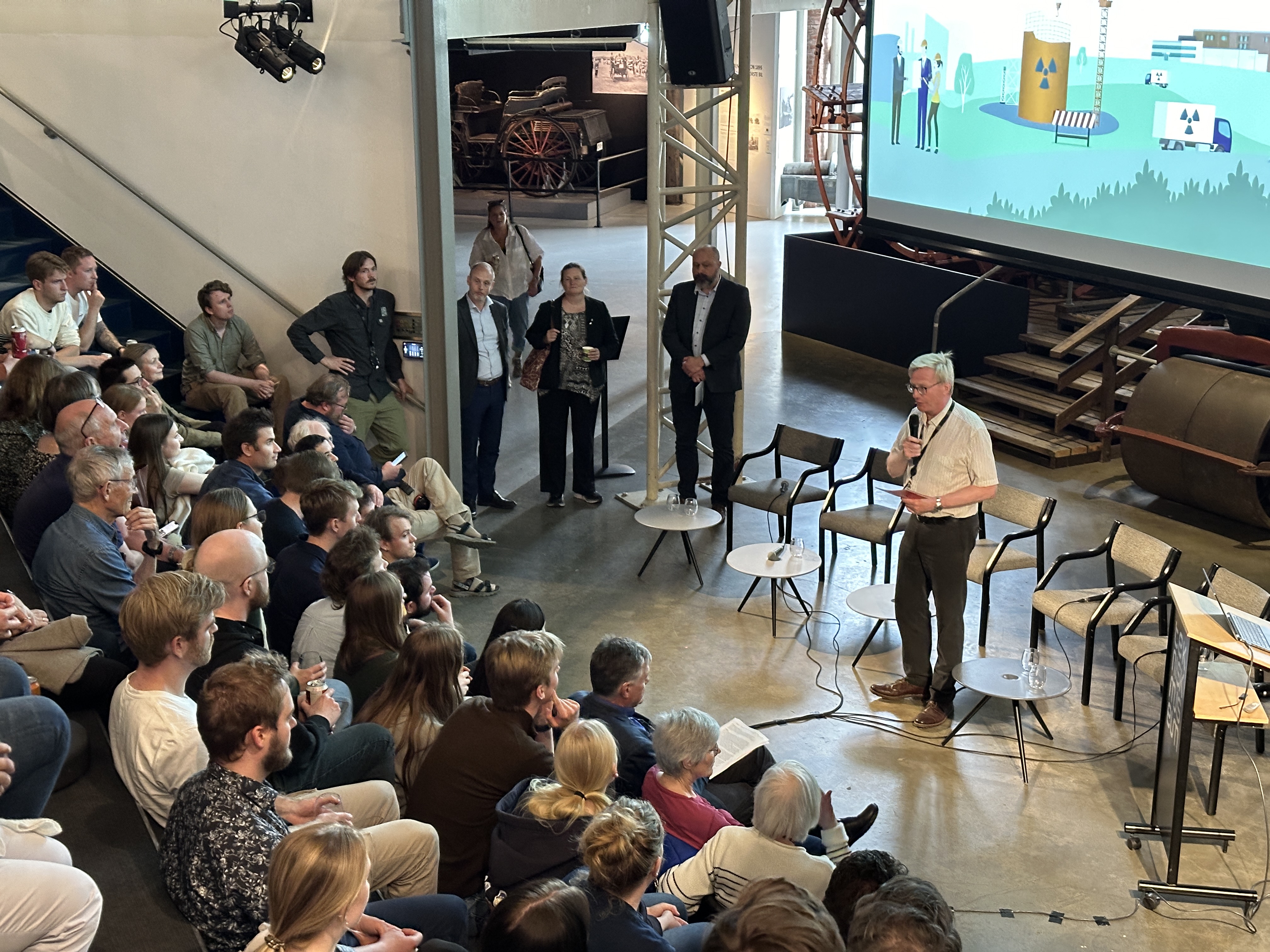 Mennesker samlet i debatt