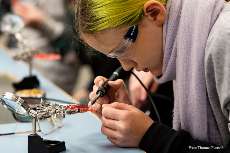 - I believe that what we see here will put the students in a better position to help solve many of the riddles of the future, many of the riddles we have not been able to solve so far, said Minister of Knowledge and Integration Jan Tore Sanner during the opening of TeknoLab.