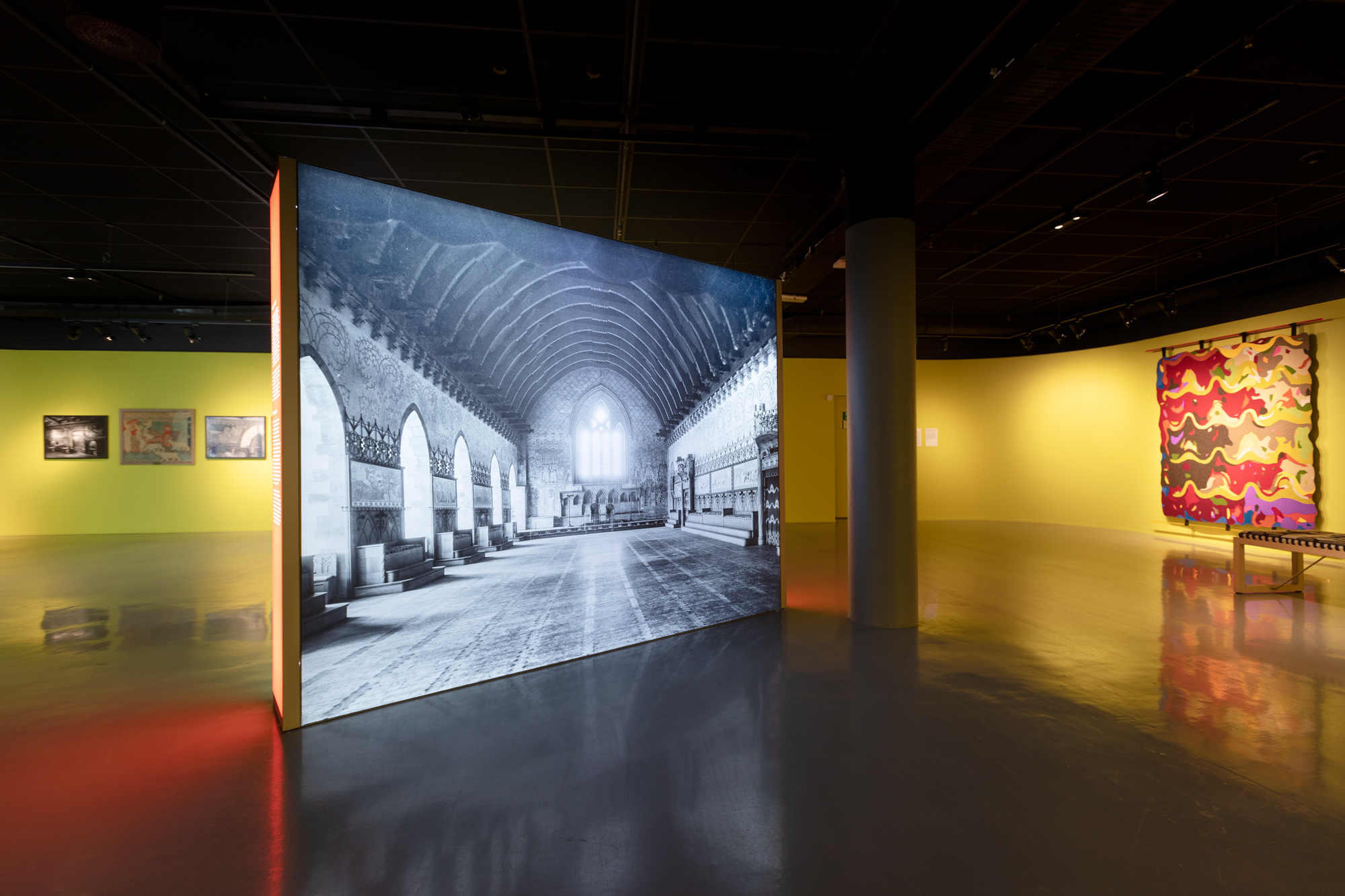 Utstillingslokale med mange fargesterke bilder