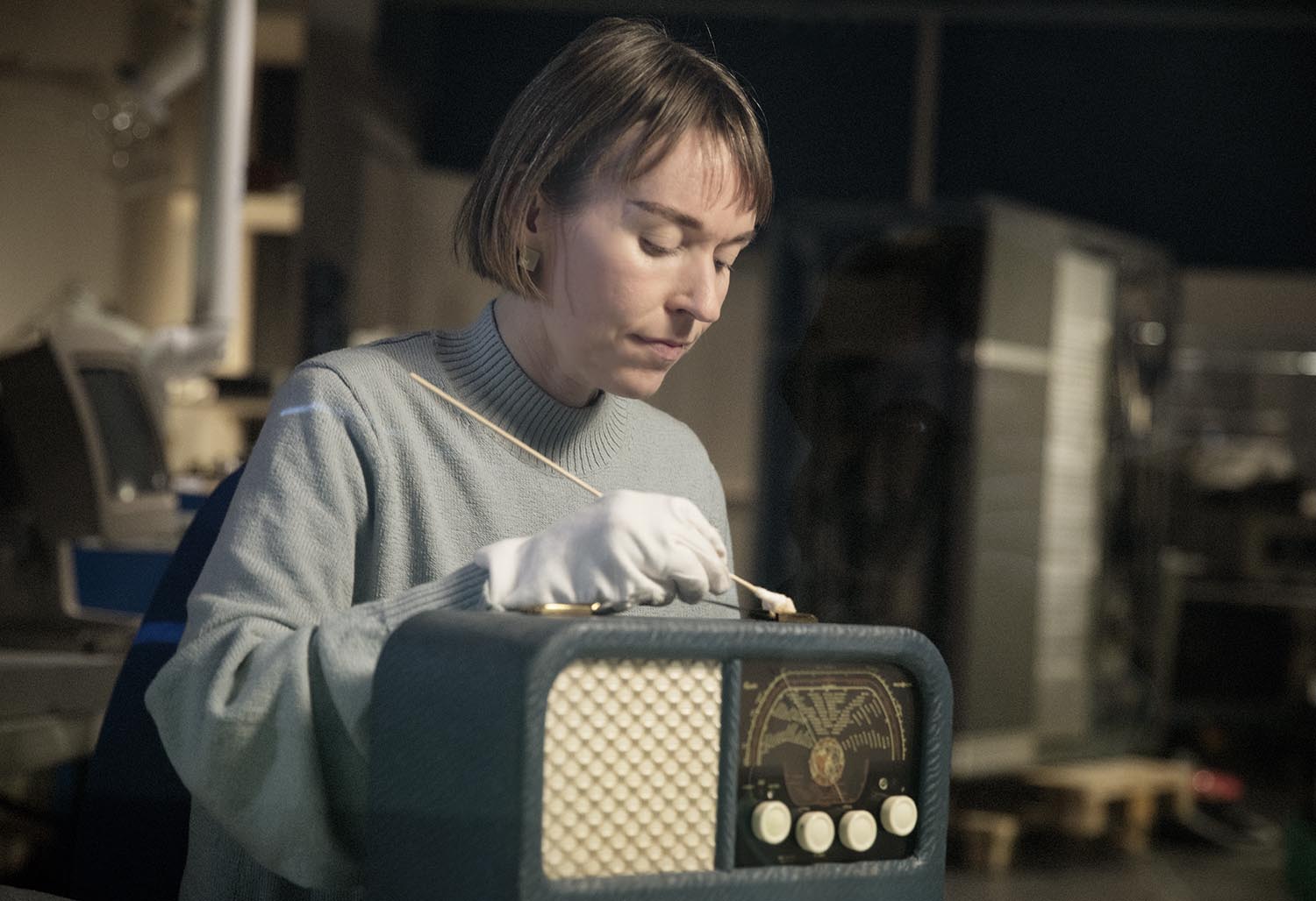Conservator dusts off an old radio