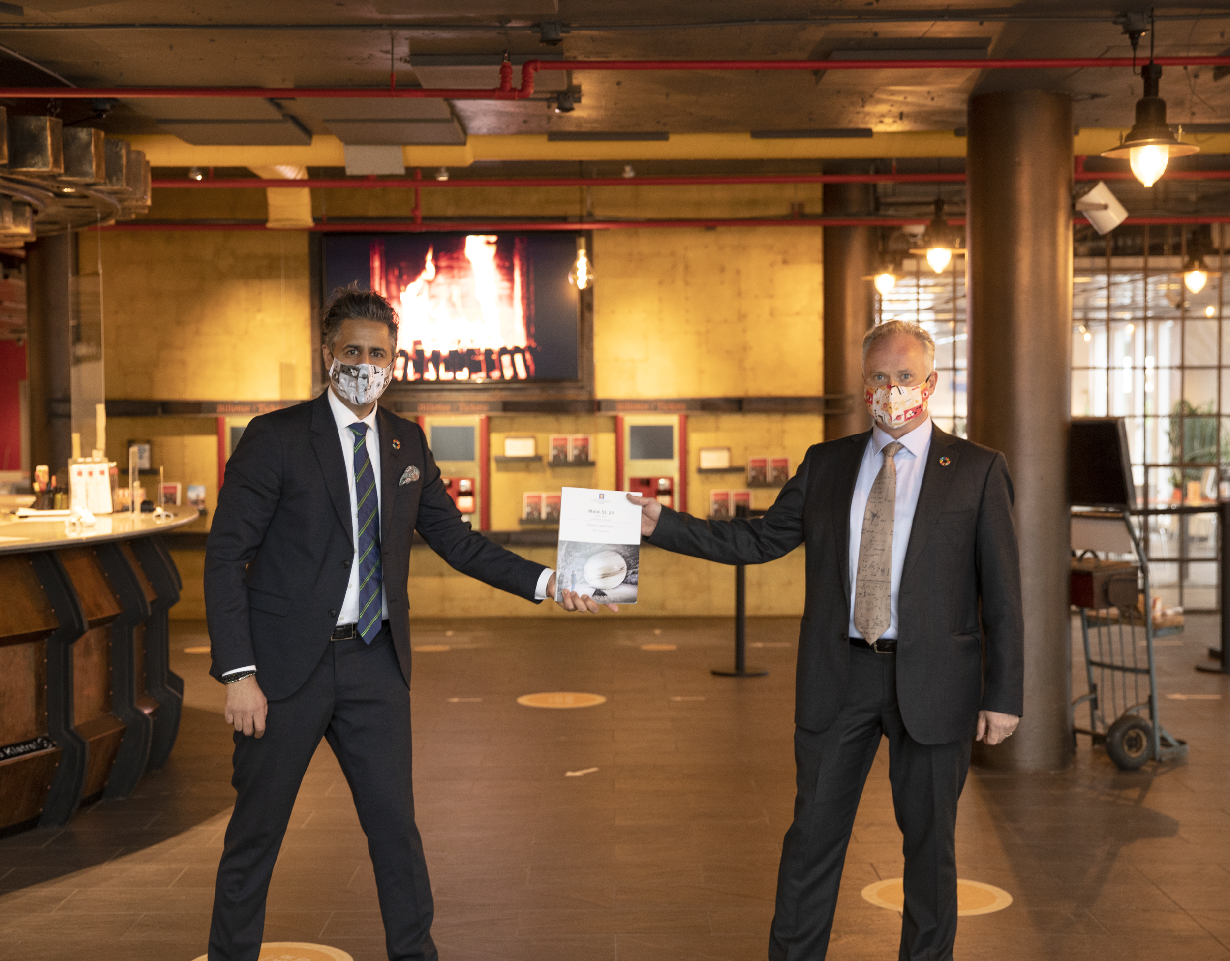 Abid Raja and museum director Frode Meinich who together hold the book, the museum message