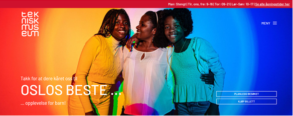 Tre unge jenter som holder rundt hverandre.