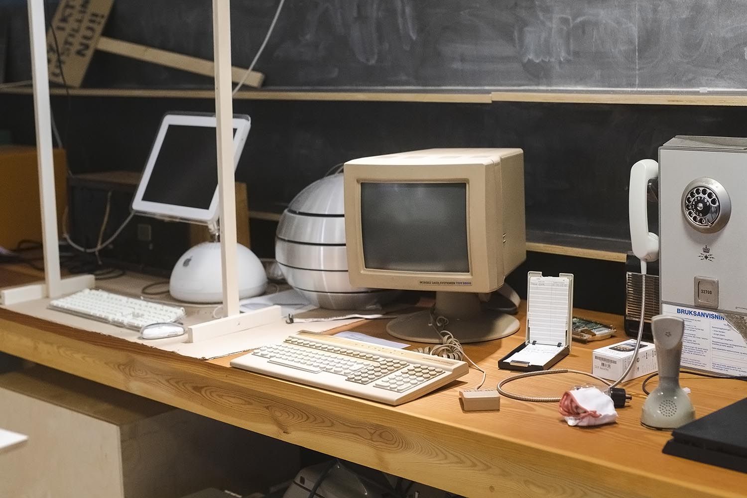 Flere gamle datamaskiner og en gammel mynttelefon