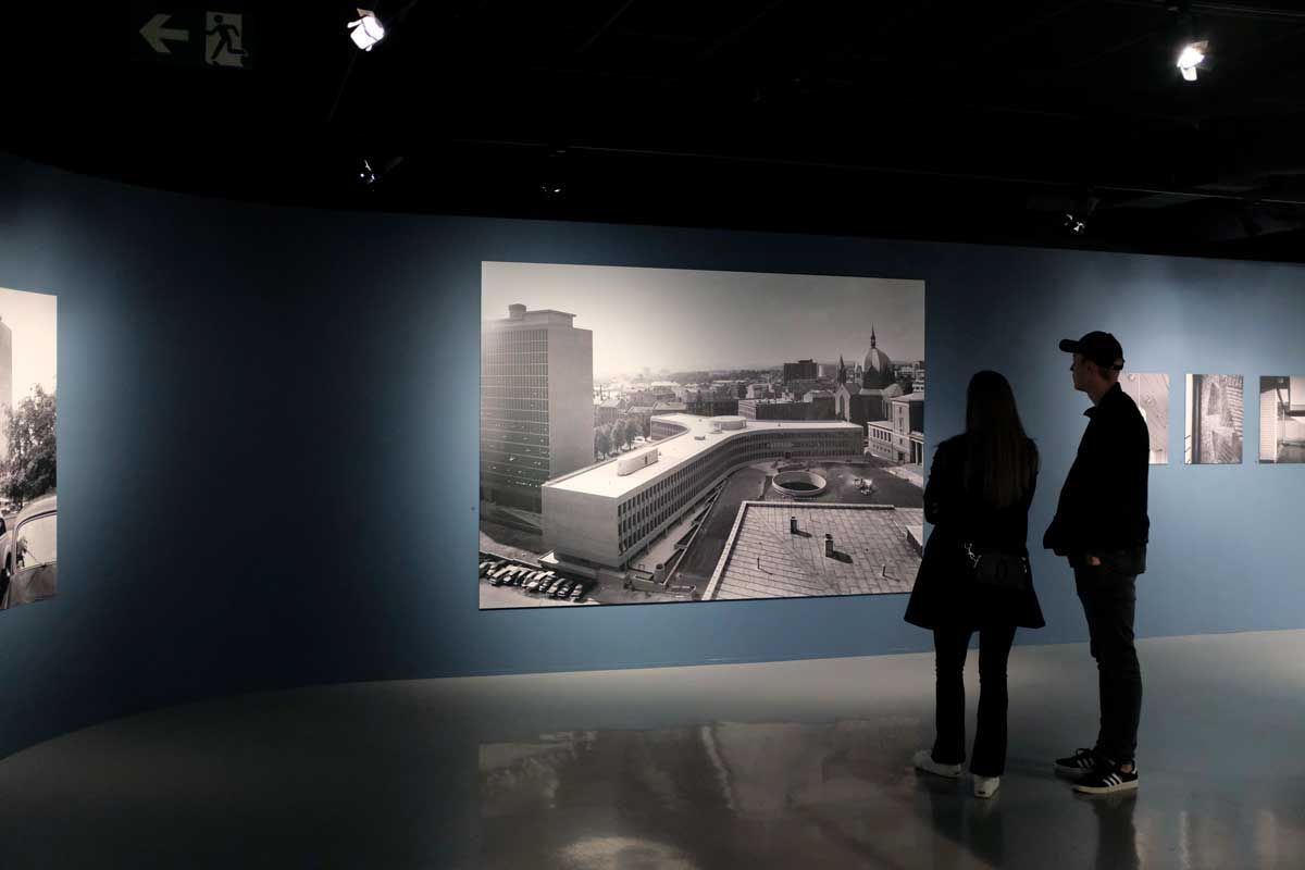 Utstillingslokale med bilder av regjeringsbygget