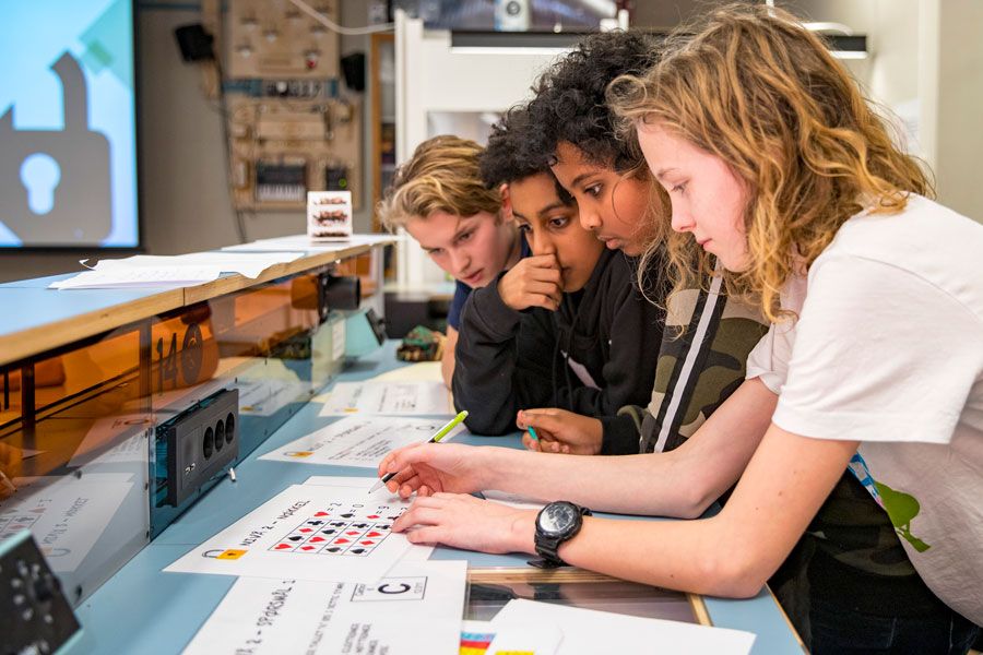 Fire ungdommer løser matteoppgaver