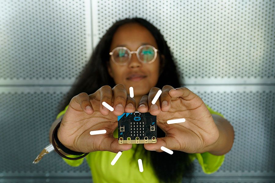 Jente holder i en microchip