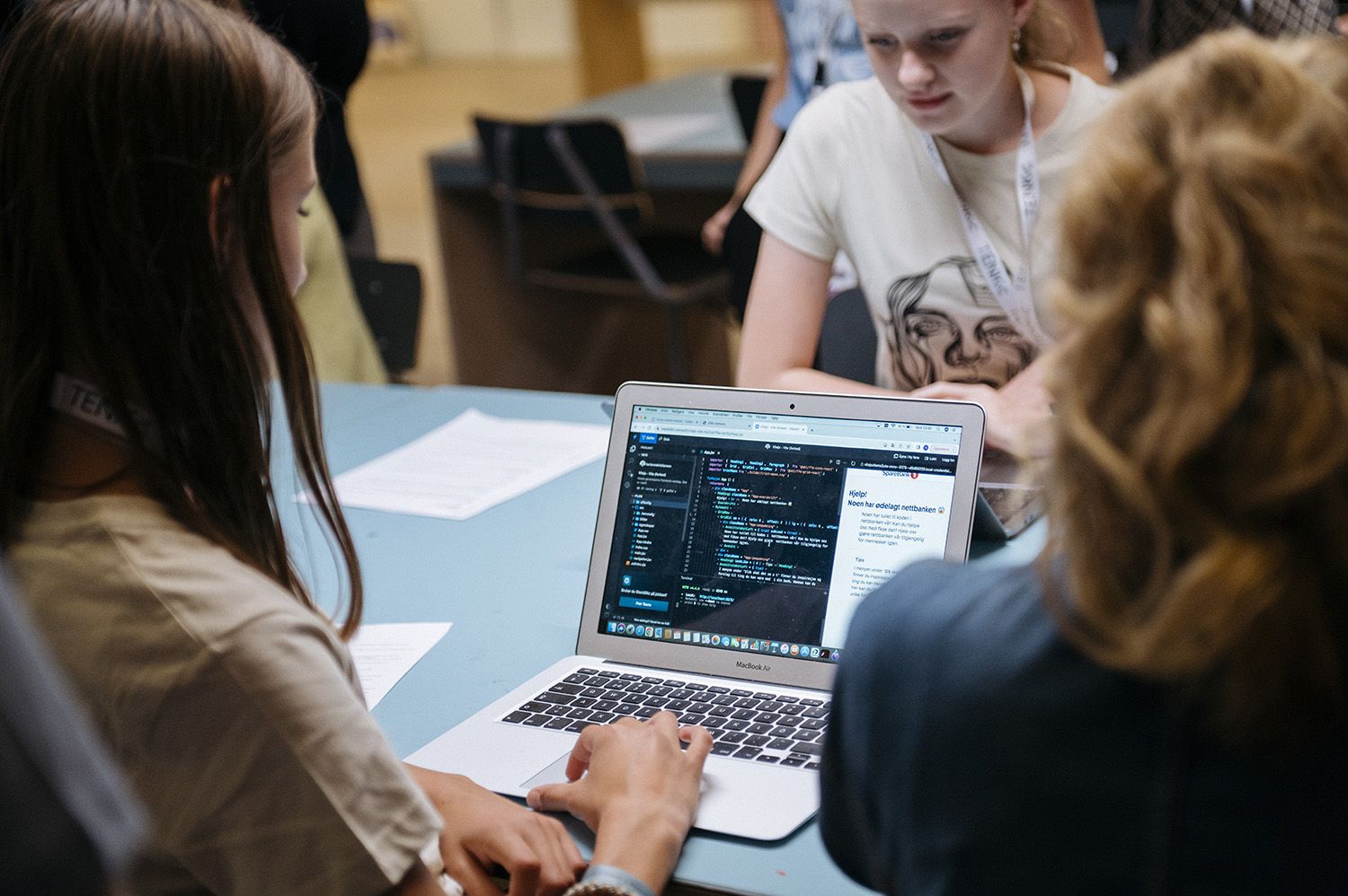 5 children in front of The Norwegian Museum of Science and Technology eating soft ice cream