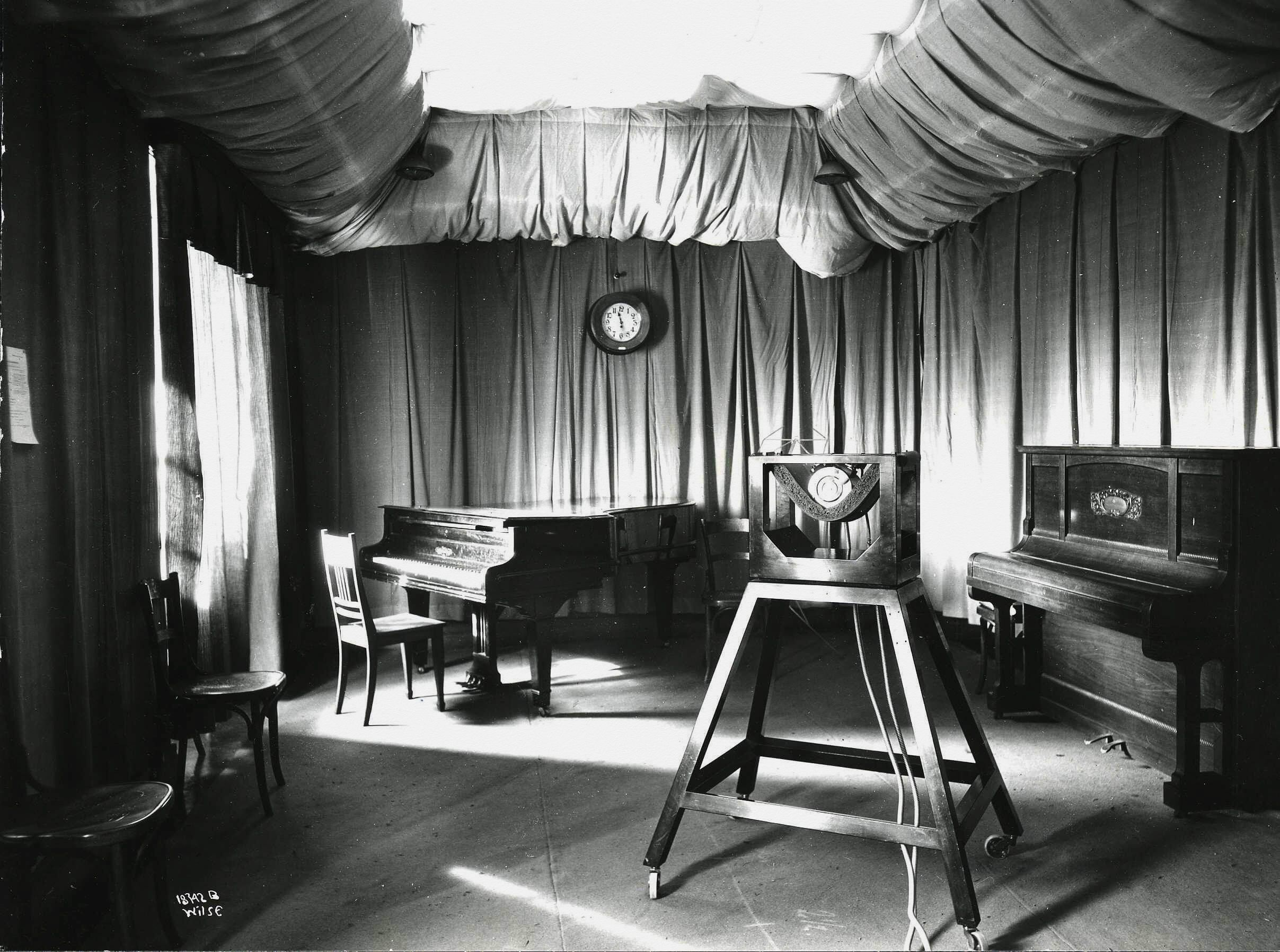 The first radio microphone in the broadcasting company&#39;s radio studio in Oslo 1925