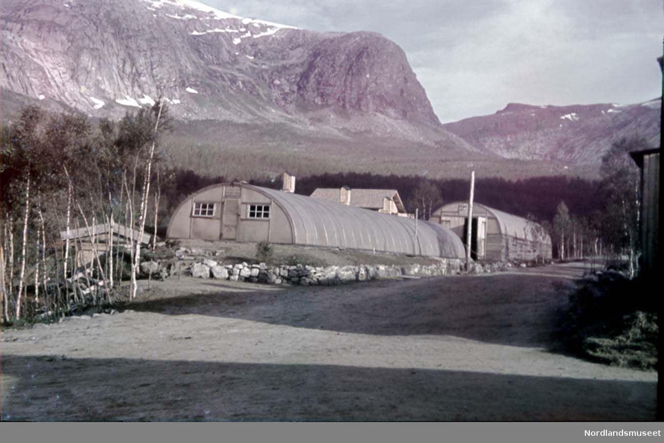 Brakker. Fjell i bakgrunnen. Foto.