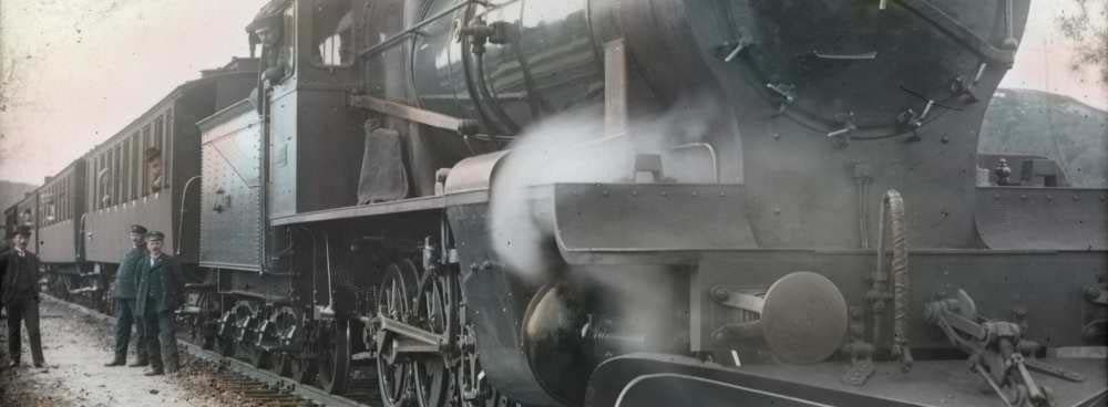 Håndkolorert dias av et damplokomotiv med tre vogner. Foto.