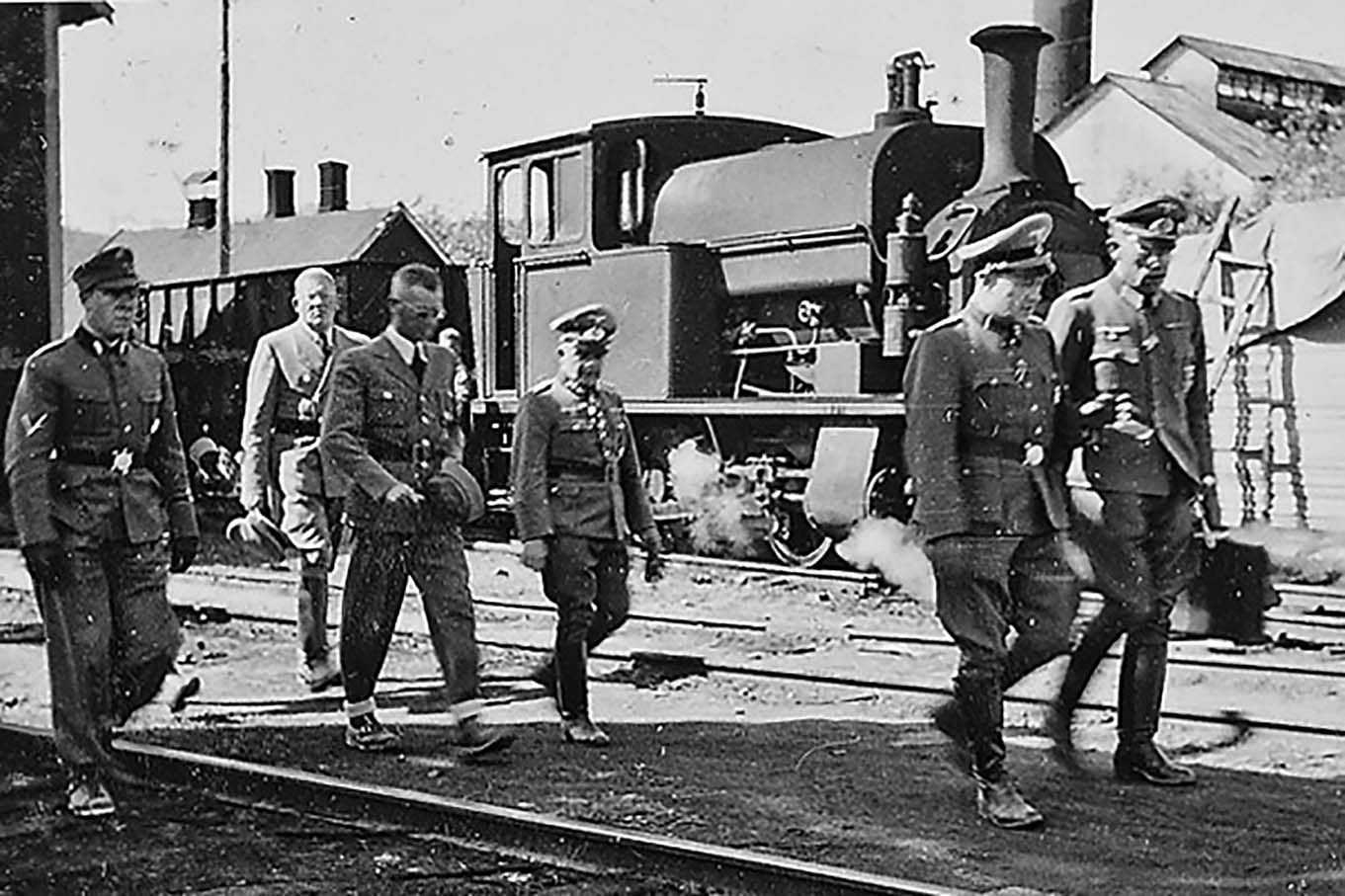 Militære ledere på inspeksjon. Foto.