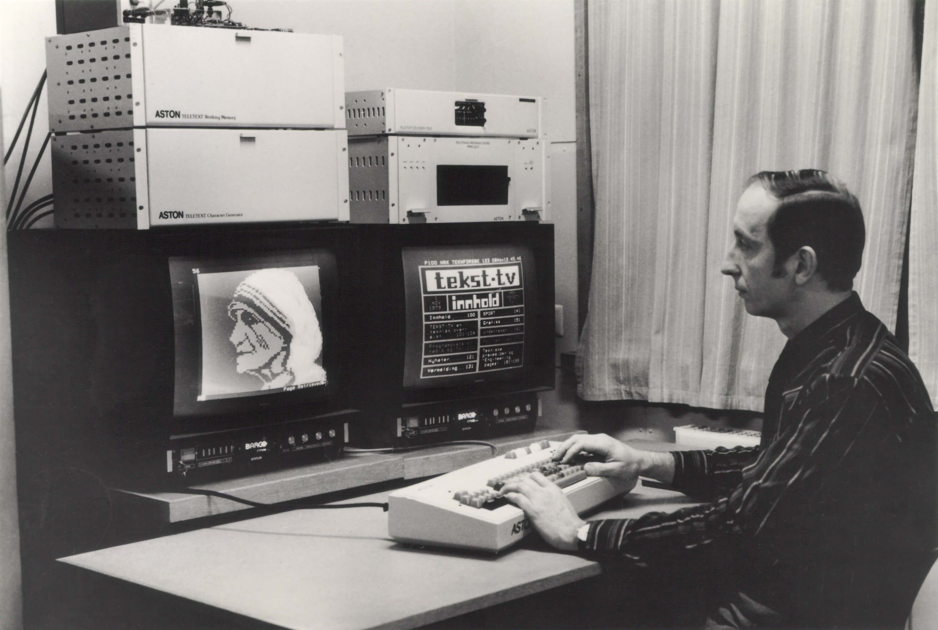 nrk tekst tv working in front of two screens showing text and image graphics