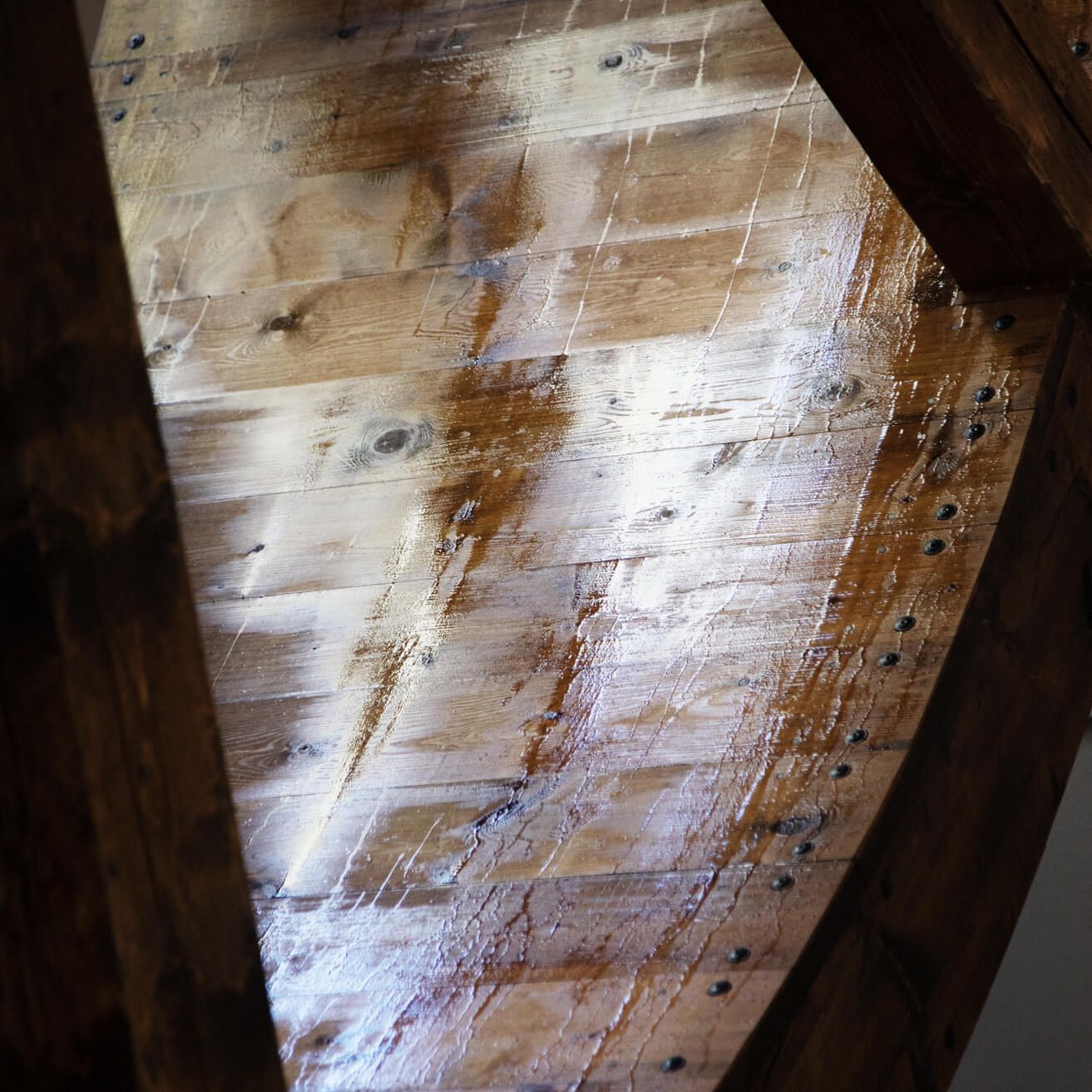 vannhjul i tre med vanndråper og fukt