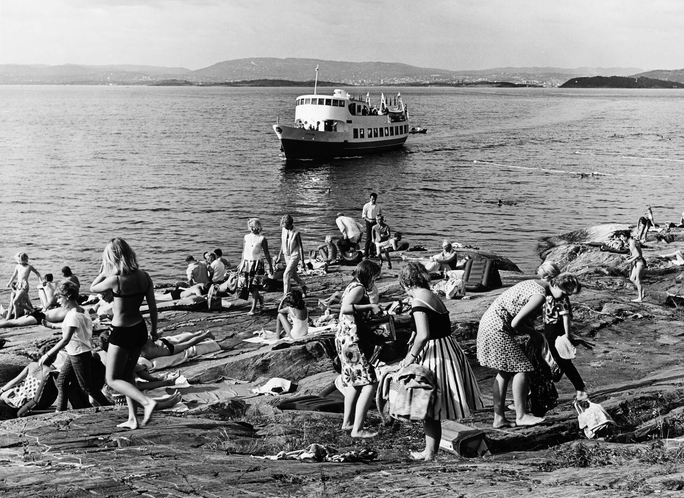 People in swimwear on Ingierstrand in the 1960s.