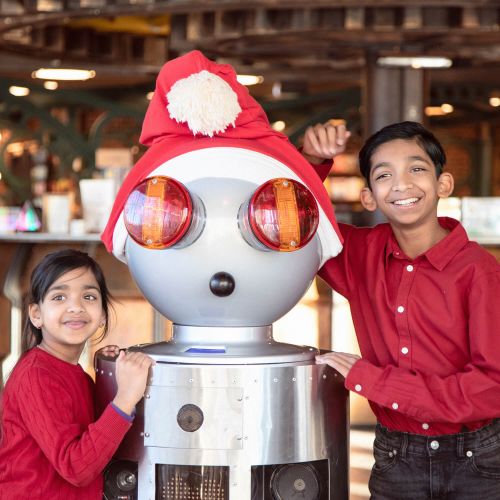 robot med nisselue sammen med ung jente og gutt ved Teknisk museum i Oslo