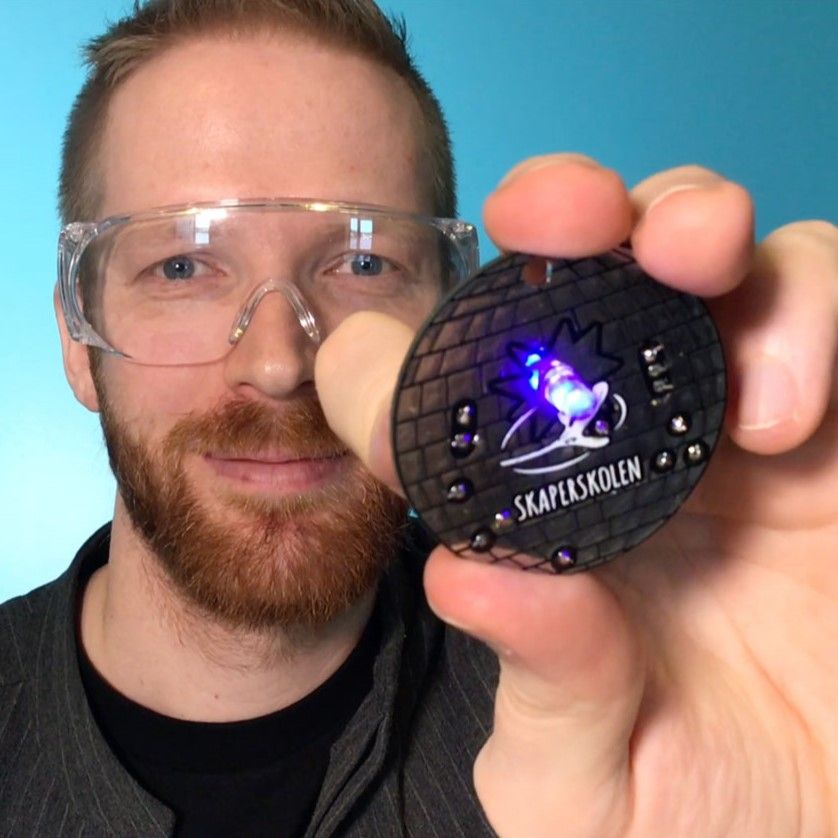 Mann med vernebriller som holder en liten discokule