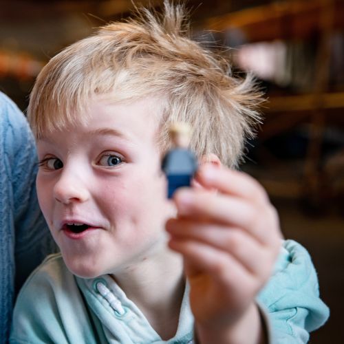 Gutt med legofigur. Foto Gorm Gaare