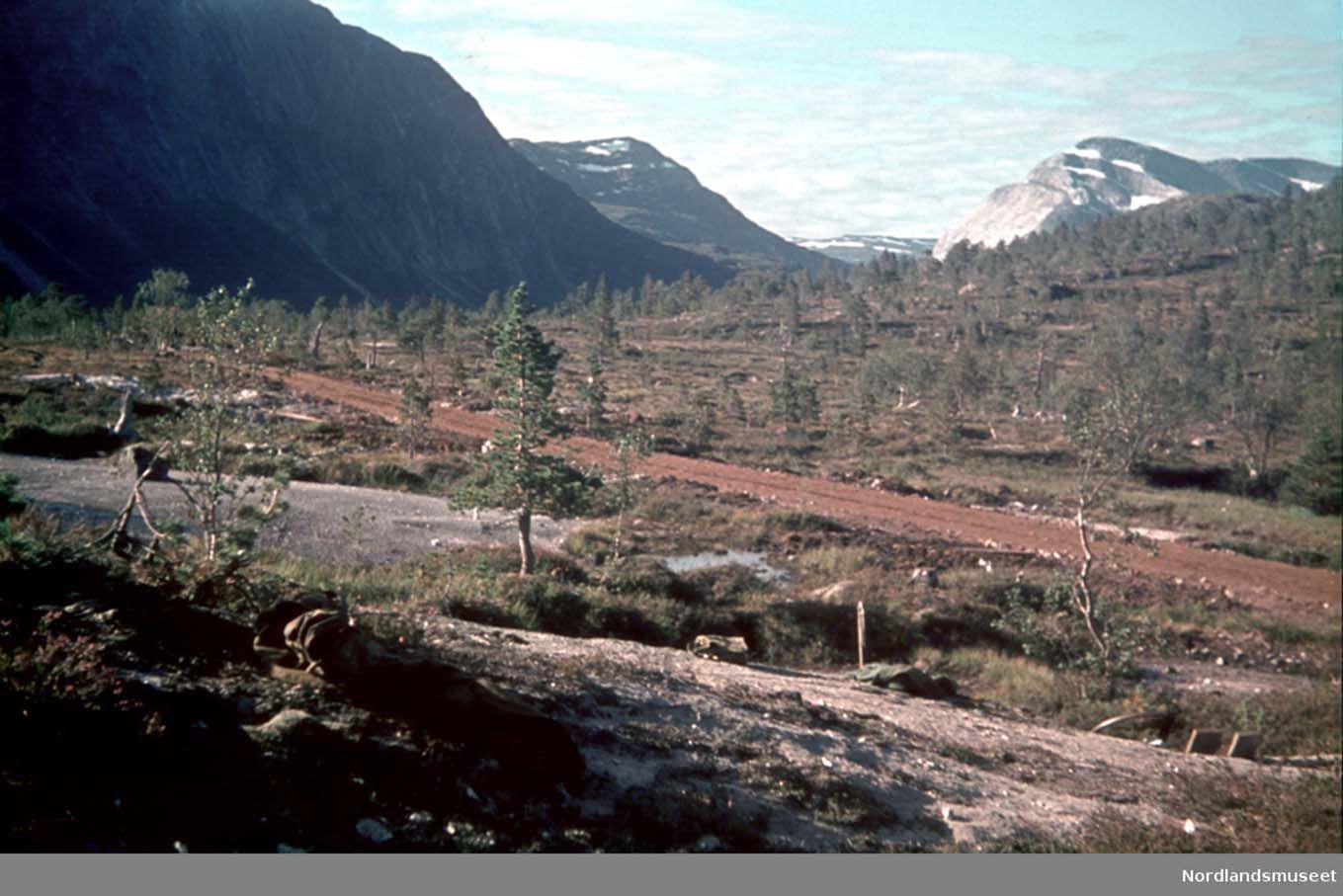 Nordnorsk natur med jernbanespor. Foto.