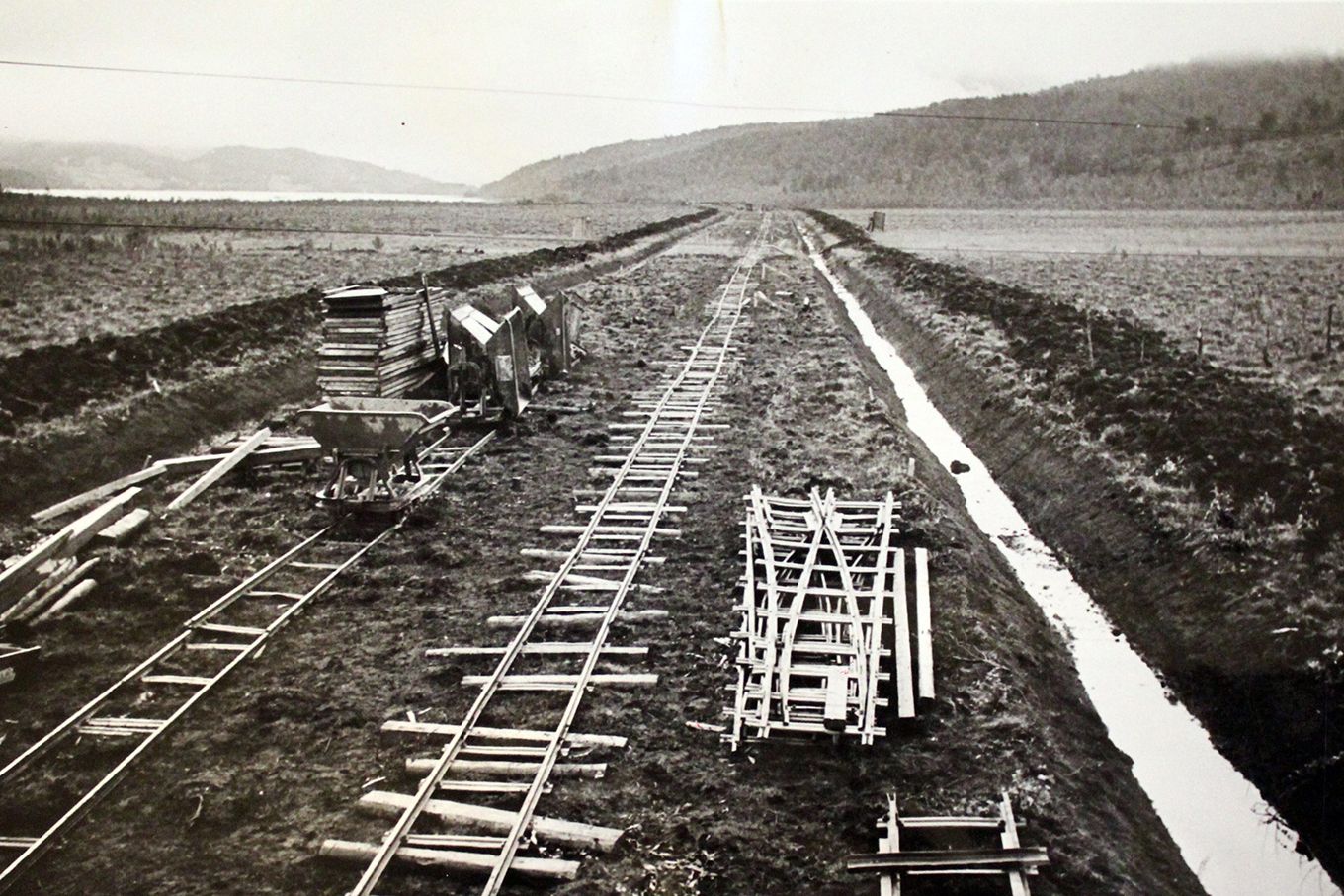 Jernbanesporet legges. Langsgående grøft ved siden av. Foto.