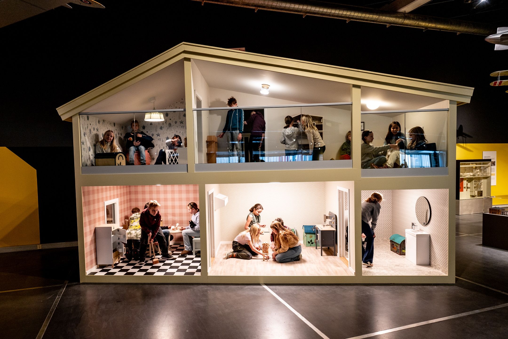 Barn i et stort dukkehus