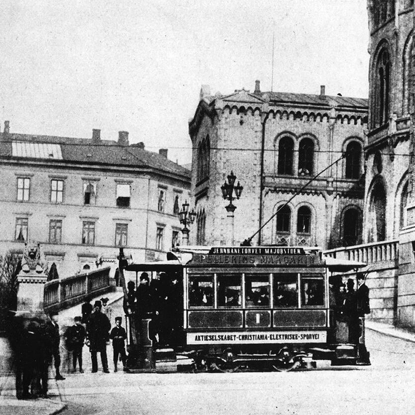 tram outside the city hall in oslo in the 1930s
