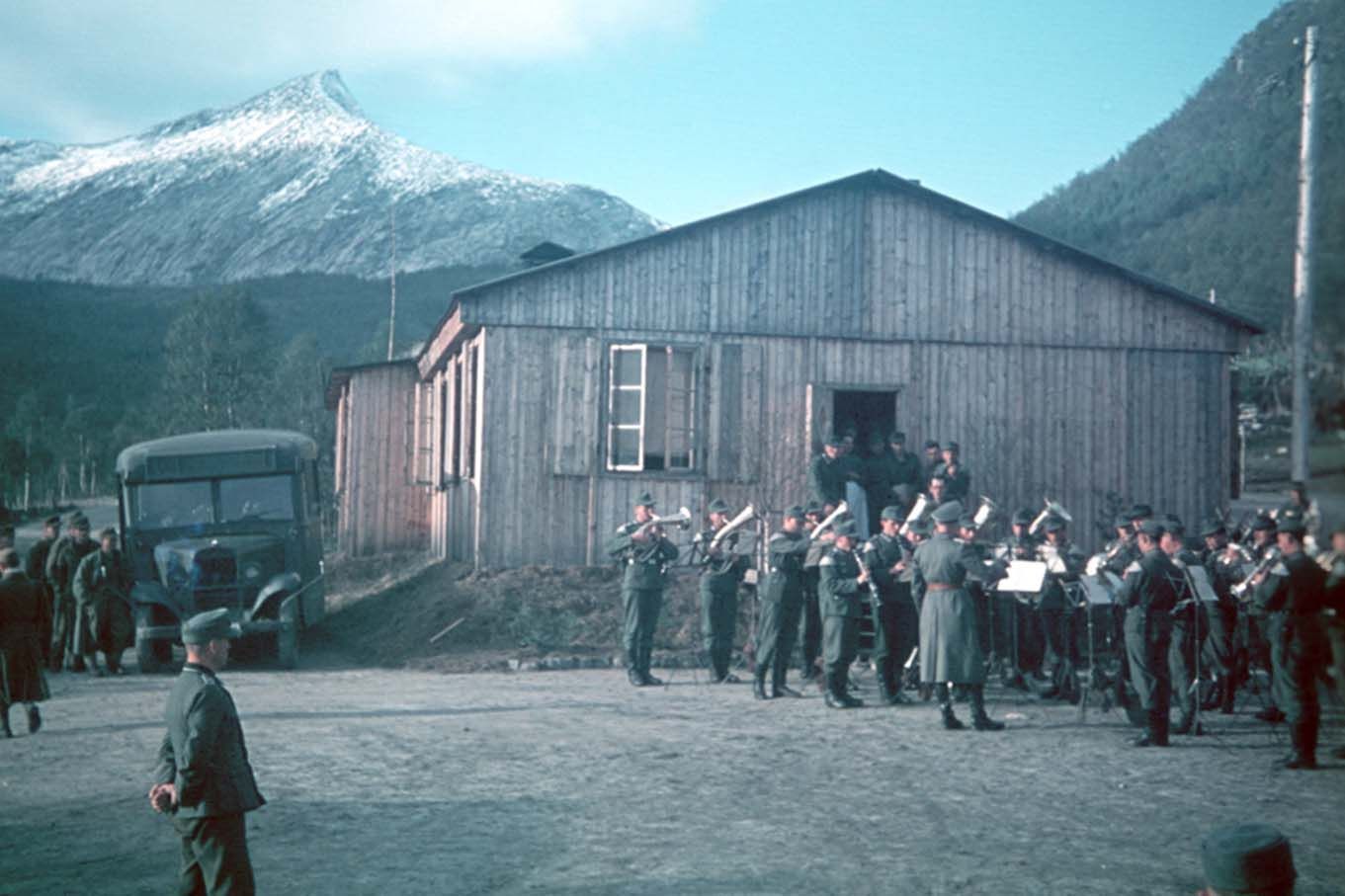 Militært orkester spiller. Foto.