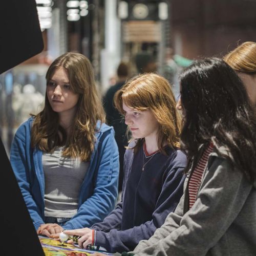 Barn i utstillingen IO