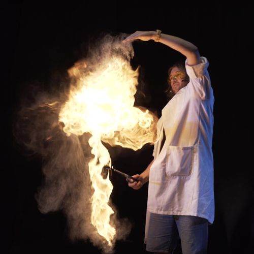 Flammer under vitenshow på Teknisk museums vinterferieprogram i Oslo