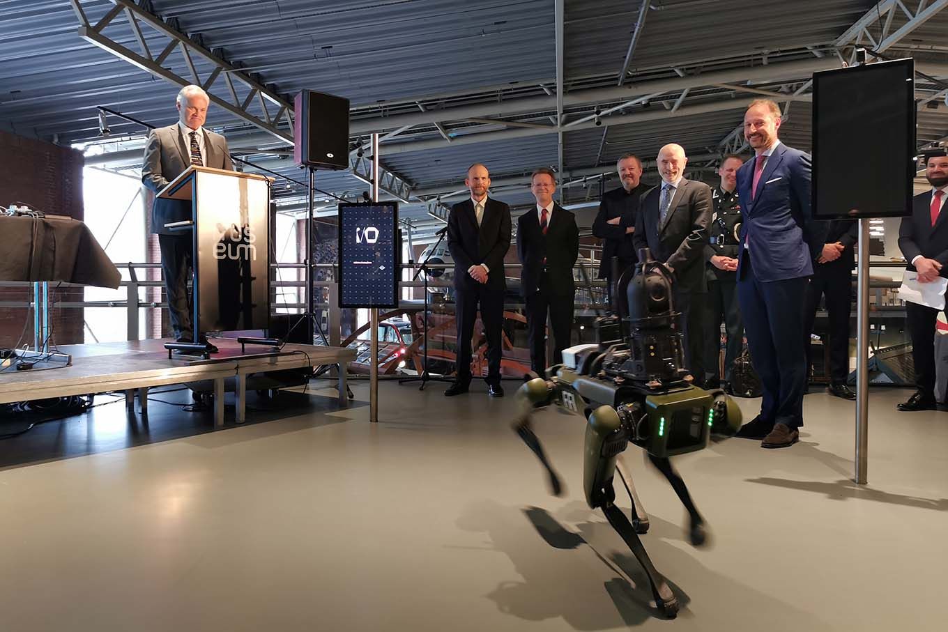 Robothunden Freke går en runde foran scenen. foto