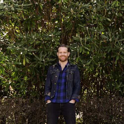 Portrett av illustratør Flu Hartberg i hage