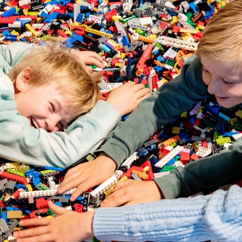 Barn som leker med Lego
