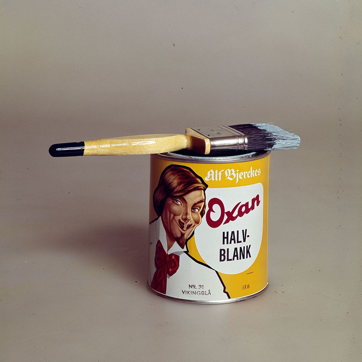 Retro paint pan with illustration and a paintbrush