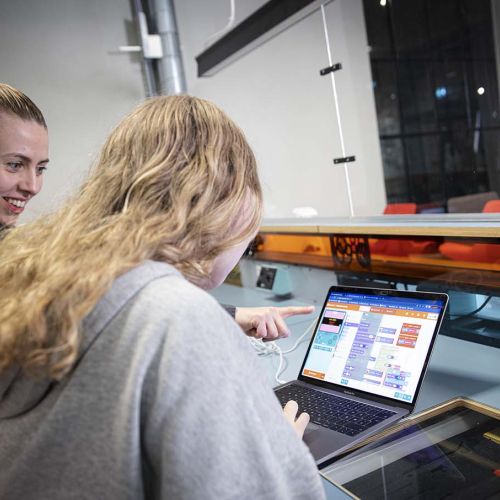 Ungdommer programmererm spill. Foto.