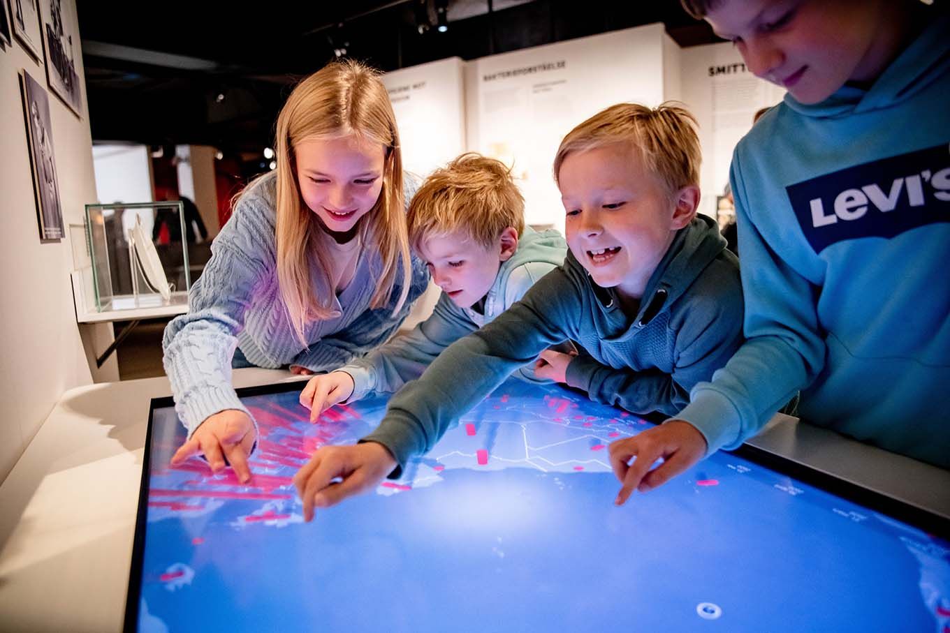 Fire barn leker med en medisinsk datamaskin