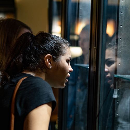 Jente i utstillingen Liv og Død