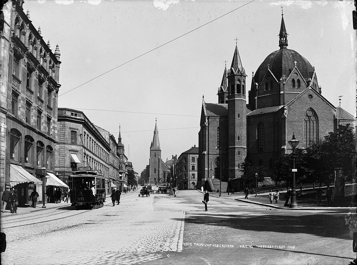 old tram at oslo cathedral 