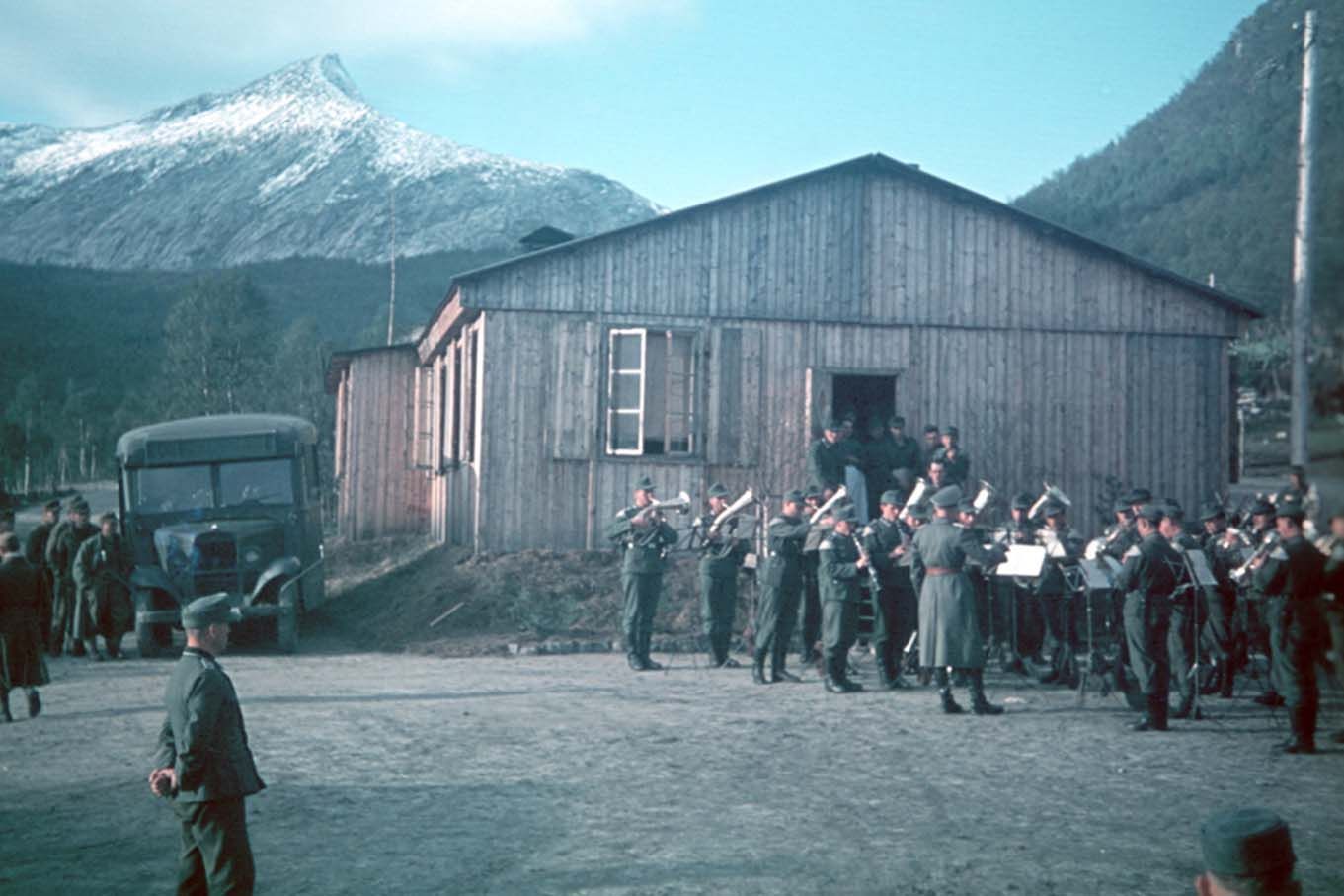 Militært orkester spiller. Foto.