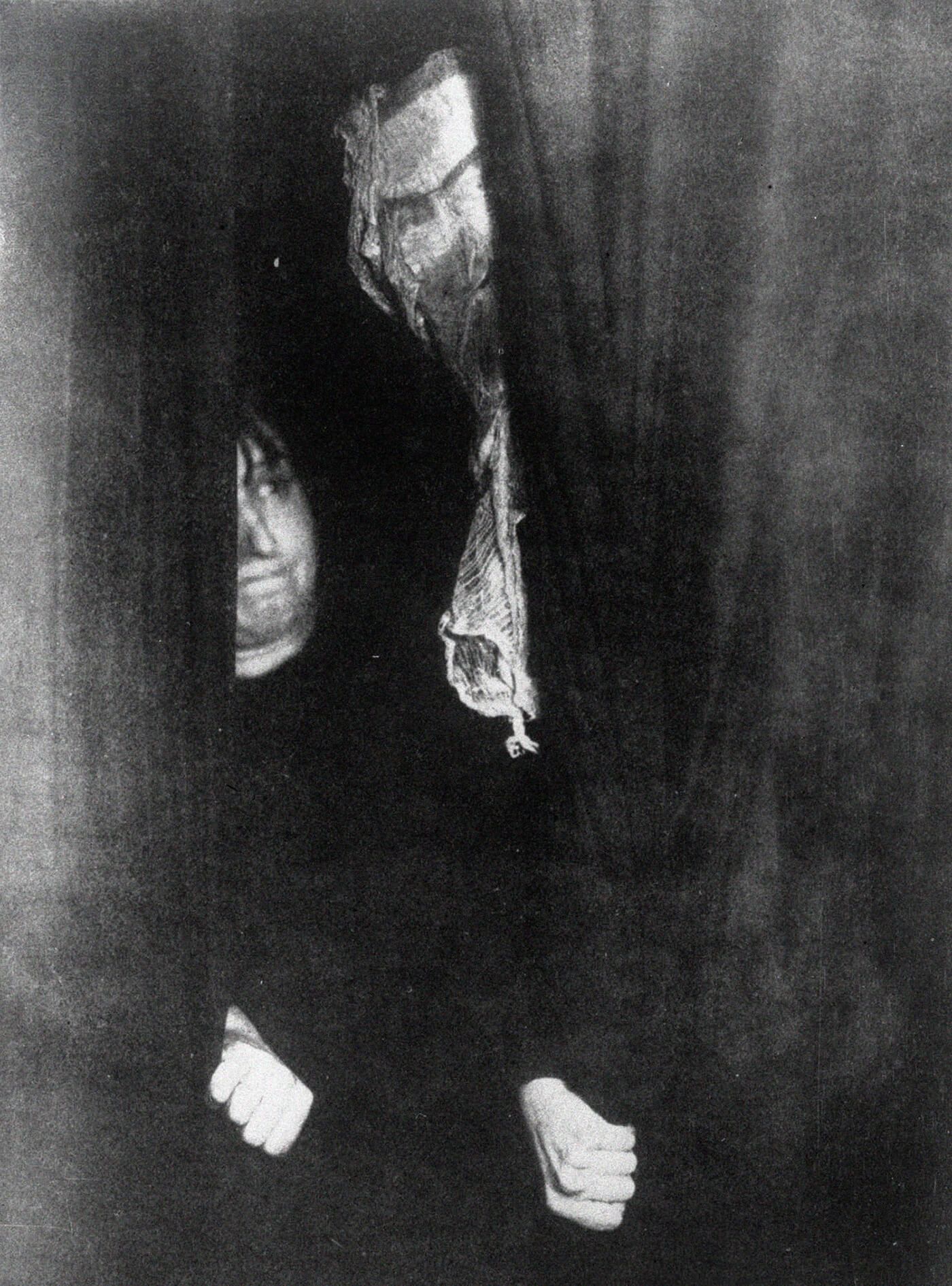 menneske trekker tilbake gardiner med en skummel gjenstand