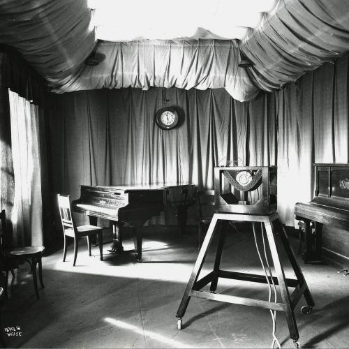 Den første radio mikrofonen i Kringkastingsselskapets radiostudio i Oslo 1925